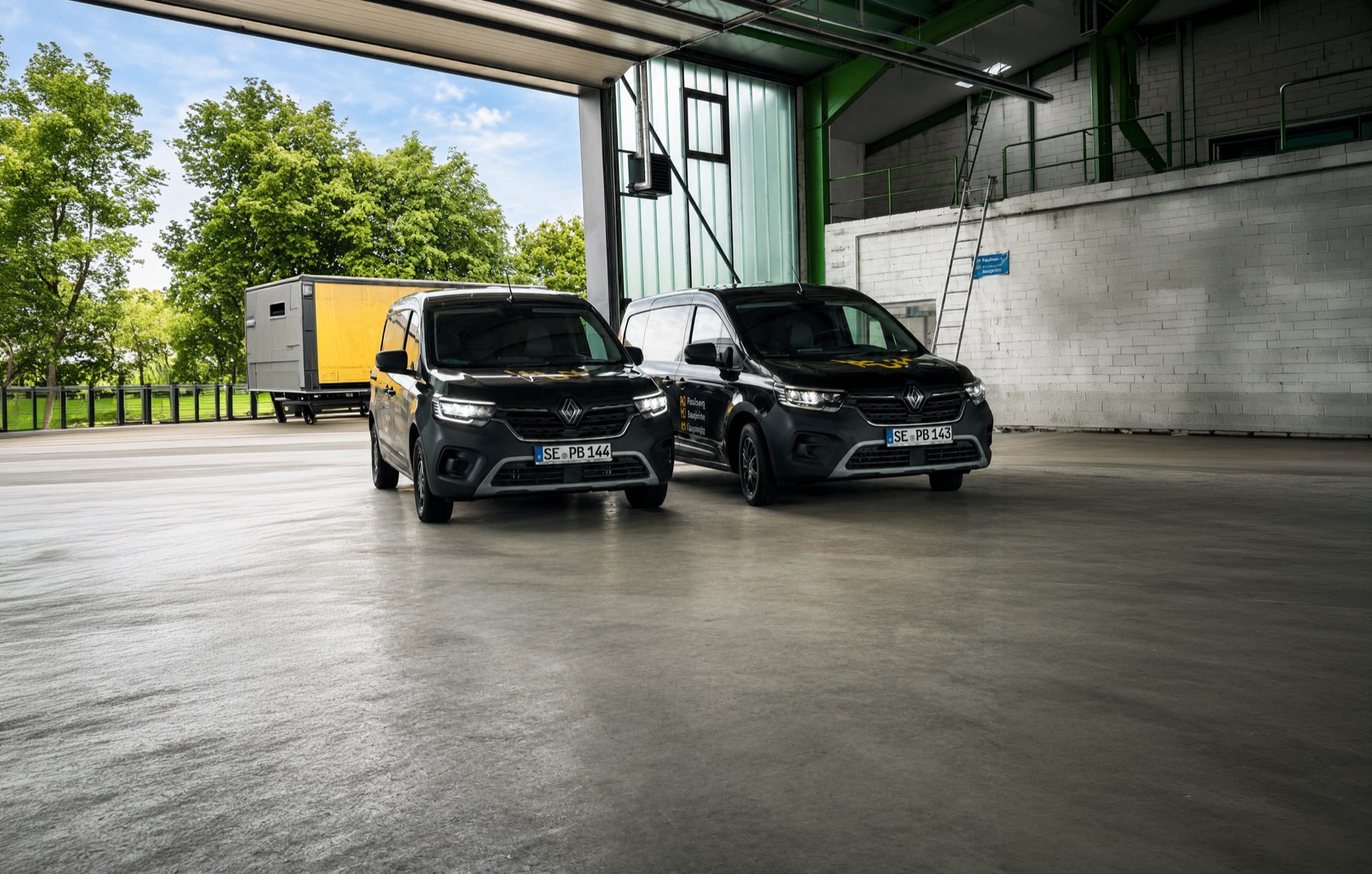 Die Fahrzeugflotte von PLH Logistik in der Halle in Kisdorf